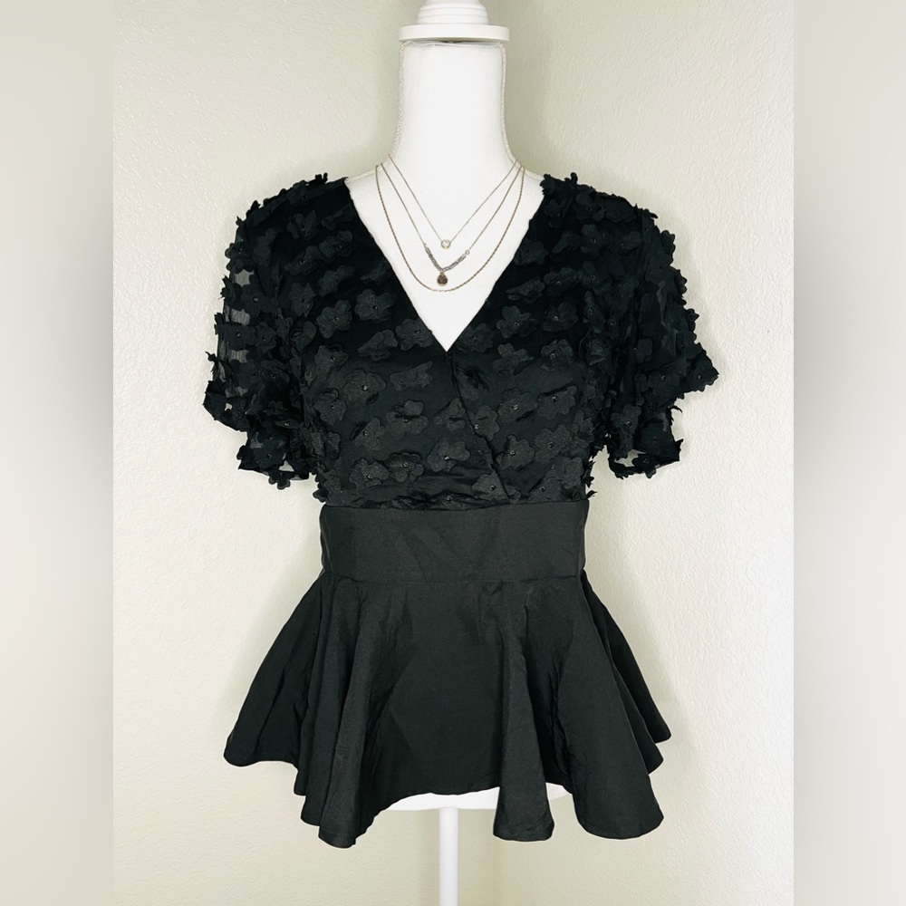 *NWT* Endless Rose Floral Appliqué Peplum Blouse. Sz Large